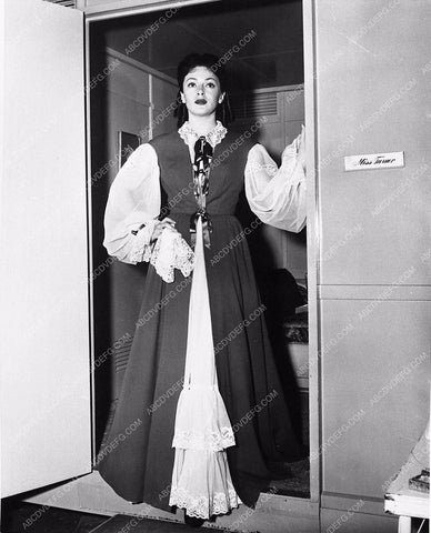 Lana Turner in MGM dressing room 8b03-873