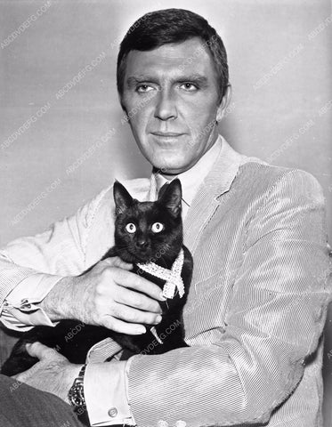 Robert Lansing with kitty cat portrait 8b03-894