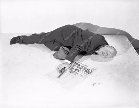 Pat O'Brien shot dead in film noir film 8b4-130