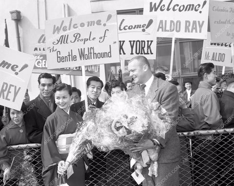 news photo Aldo Ray greeted by Japanese fans for Columbia film 8b4-570