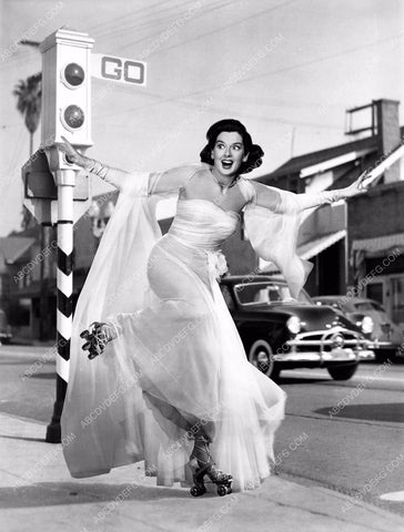 Rosalind Russell on roller skates stops traffic 8b4-702