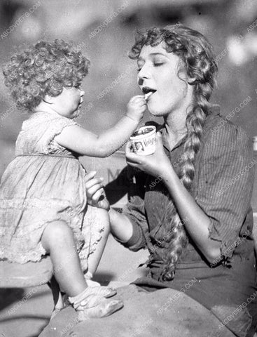Mary Pickford Mary Louise Miller enjoy puding silent film Sparrows 8b4-867
