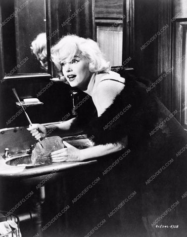 Marilyn Monroe breaks the ice film Some Like it Hot 8b5-033