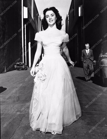 Elizabeth Taylor on MGM Studios backlot 8b5-203