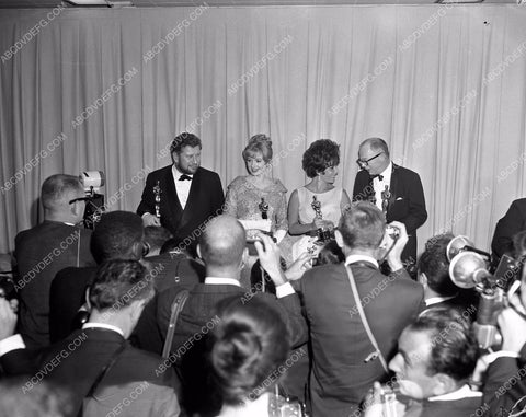Billy Wilder Elizabeth Taylor Peter Ustinov Shirley Jones w Oscars 8b5-234