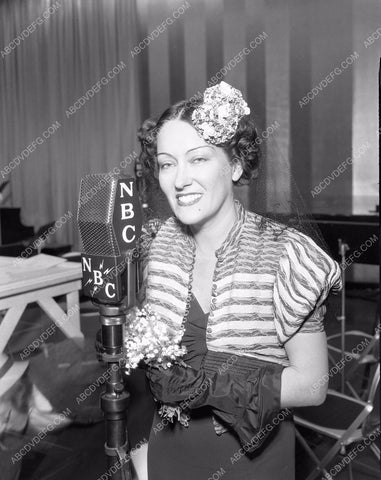 Gloria Swanson at NBC microphone 8b5-258