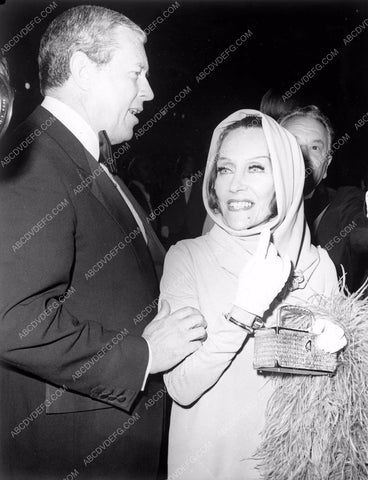 Gloria Swanson and date attend event 8b5-262