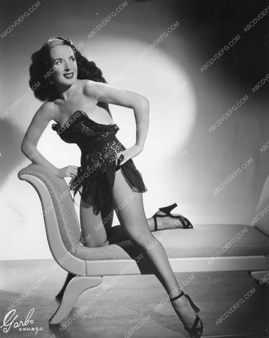 burlesque dancer Juanita Navarre in fishnets on chaise lounge 8b6-011