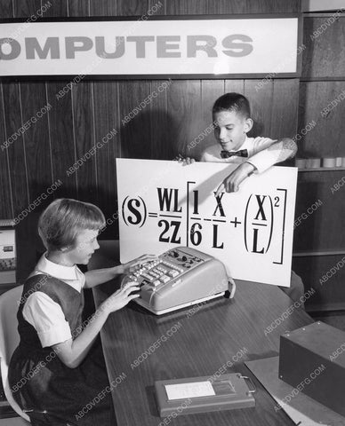 kids demonstrate new fangled device called a computer 8b6-075