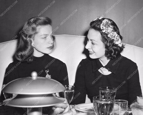 Lauren Bacall dines with friend at Pump Room in Chicago 8b6-348