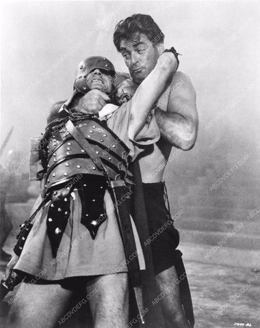 Rory Calhoun in gladiatorial combat film The Colossus of Rhodes 8b6-391