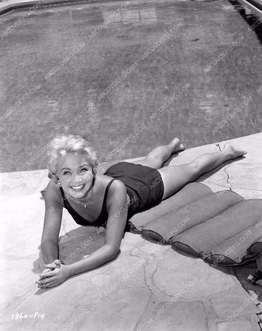 Jane Powell relaxes barefoot poolside in backyard 8b6-460