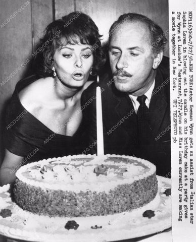 Sophia Loren presents Keenan Wynn with birthday cake 8b6-483