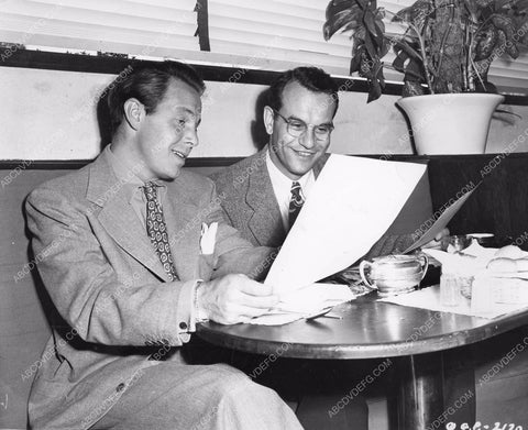 Louis Hayward & director Henry Levin get lunch Return of Monte Cristo 8b6-520