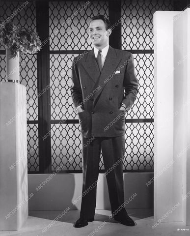 Louis Hayward on set The Man in the Iron Mask 8b6-522