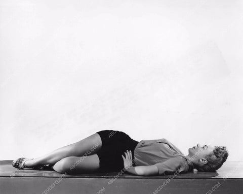 Leslie Brooks demonstrates exercise techniques to keep in shape 8b6-540