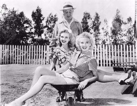 Hugh Herbert and wheel-barrow loveliness Evelyn Keyes Lynn Merrick 8b6-563
