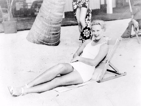 Santa Monican Sylvia Smith goes to Miami Beach Fl to sun herself 8b6-590