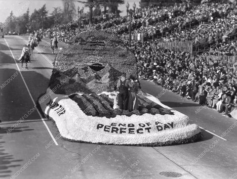 Pasadena Tourn of Roses Parade Whittier End of Perfect Day float 8b6-691