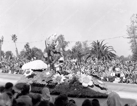 Pasadena Tourn of Roses Parade Leprechaun float 8b6-697
