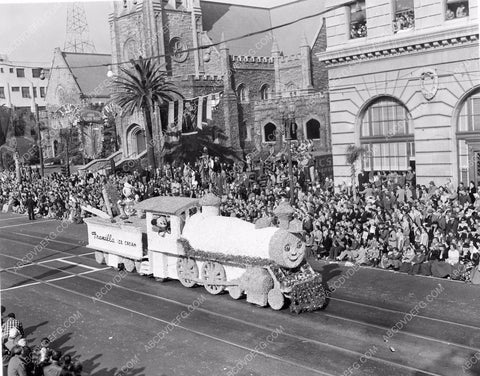 Pasadena Tourn of Roses Parade Mickey Mouse Donald Duck float 8b6-712