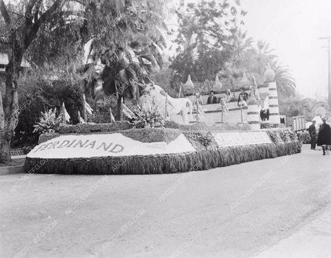 Pasadena Tourn of Roses Parade Ferdinand the Bull float 8b6-716