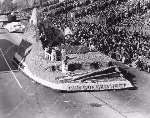 Pasadena Tourn of Roses Parade Our Golden West float 8b6-740