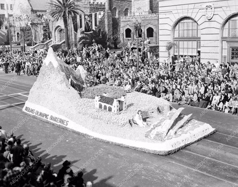 Pasadena Tourn of Roses Parade Helms Olympic Bakeries float 8b6-743