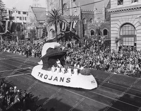 Pasadena Tourn of Roses Parade Pasadena City College Trojans float 8b6-747