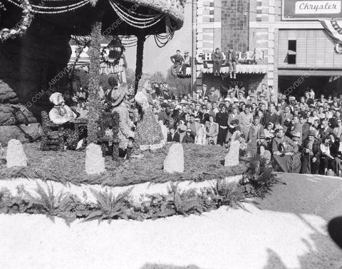 Pasadena Tourn of Roses Parade Union Oil Co. float 8b6-748