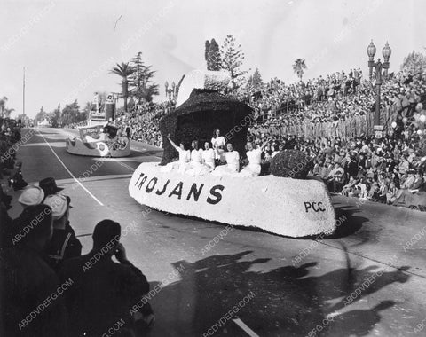 Pasadena Tourn of Roses Parade Pasadena City College Trojans float 8b6-763