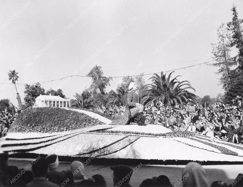 Pasadena Tourn of Roses Parade George Washington float 8b6-764