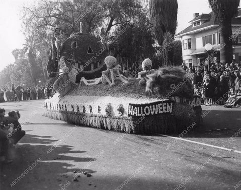 Pasadena Tourn of Roses Parade Halloween Jack-o-Lantern float 8b6-766