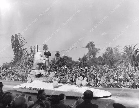 Pasadena Tourn of Roses Parade Franilla Ice Cream float 8b6-771