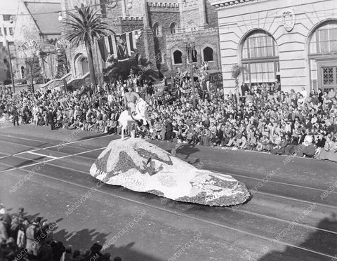 Pasadena Tourn of Roses Parade American Legion float 8b6-774