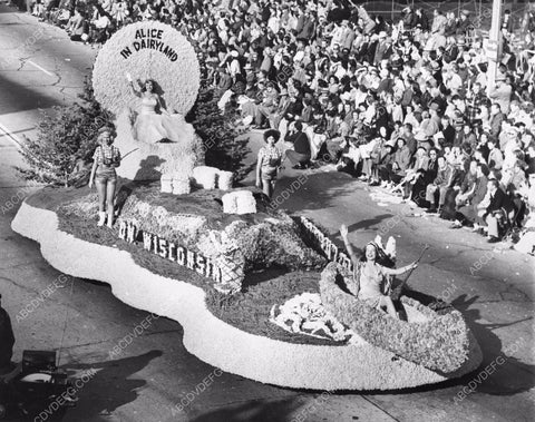 Pasadena Tourn of Roses Parade Wisconsin Alice in Dairyland float 8b6-833