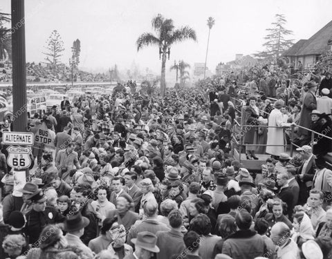 Pasadena Tourn of Roses Parade crowds thick as molasses 8b6-835