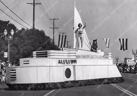 Pasadena Tourn of Roses Parade Mississippi cool boat type float 8b6-875