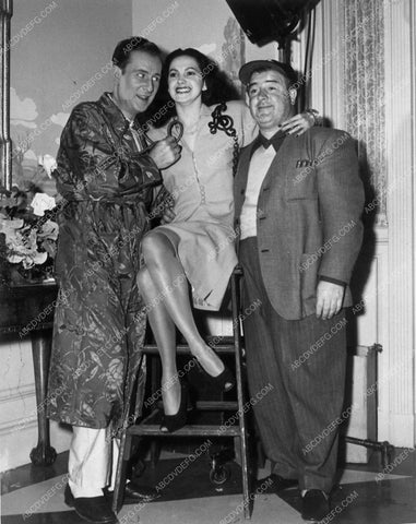 Bud Abbott Lou Costello and babe hanging out on the set 9077-03