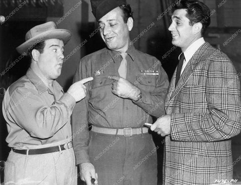 Lou Costello candid behind the scenes 9077-06