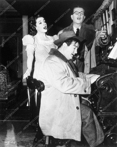Lou Costello candid behind the scenes 9077-09