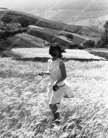 Jane Fonda out in the fields 9121-3