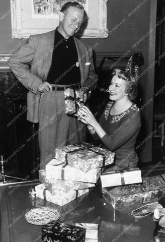 George Burns Gracie Allen and Christmas presents at home 9227-32