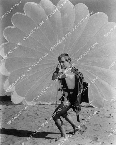 David McCallum reeling in his parachute 9472-06