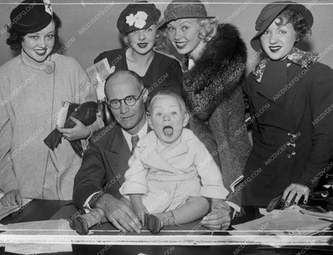 news photo candid Toby Wing and friends 9517-09