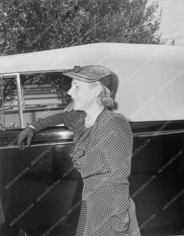 Ruth Gordon leaning on her car 9517-25