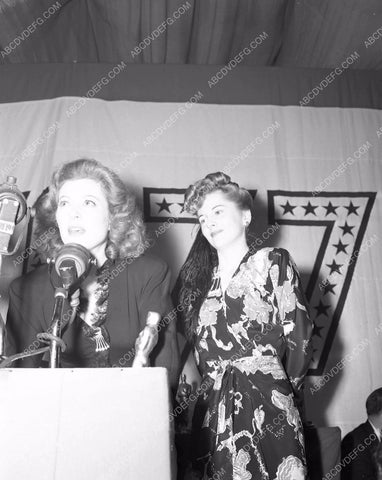 1942 Oscars Greer Garson at podium Academy Awards aa1942-14
