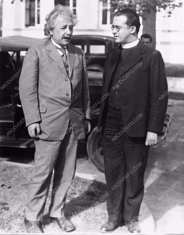news photo Albert Einstein and unknown clergyman aeinst-18