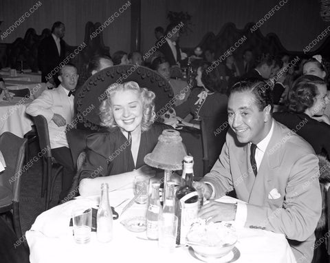 candid Hollywood Alice Faye dining out afaye-05