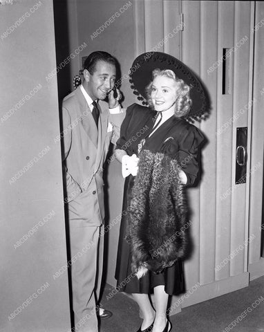 candid Hollywood Alice Faye dining out afaye-06